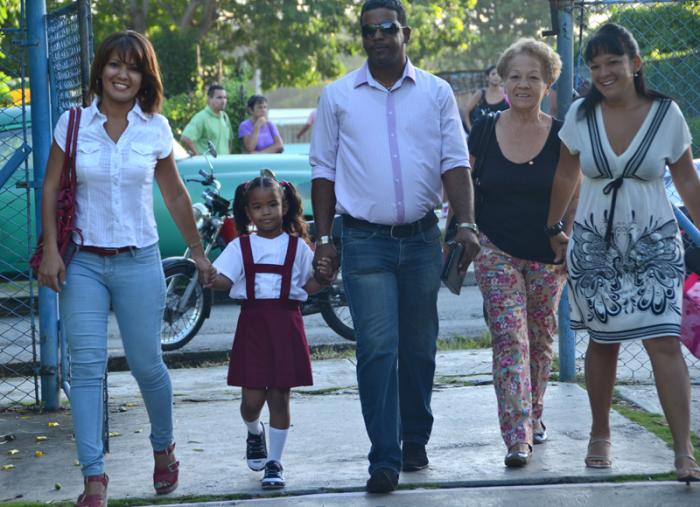 la imagen muestra la heterogeneidad de una familia cubana